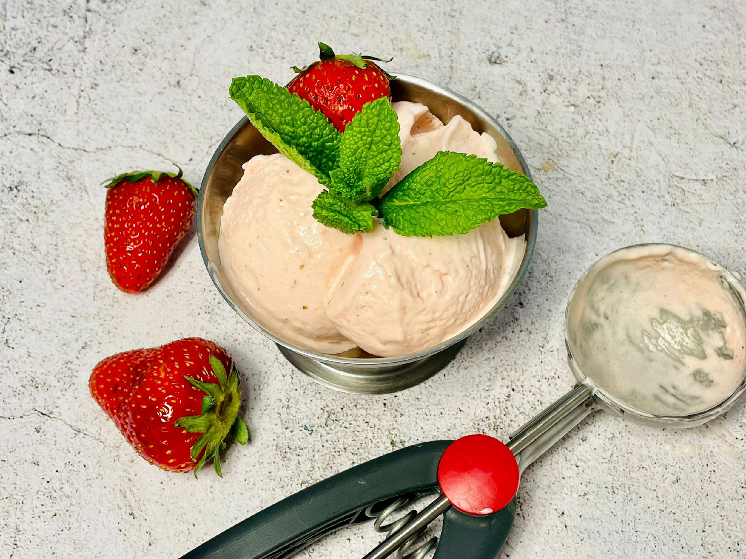 Strawberry KetoBiota ice cream | Kanso by Dr. Schär